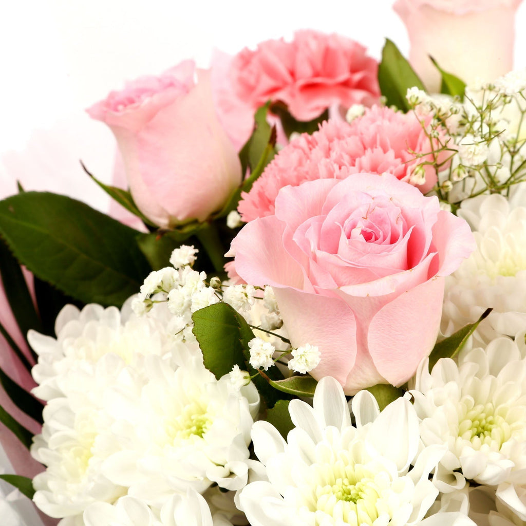 Ein rosa Schneeweißer Blumenstrauß