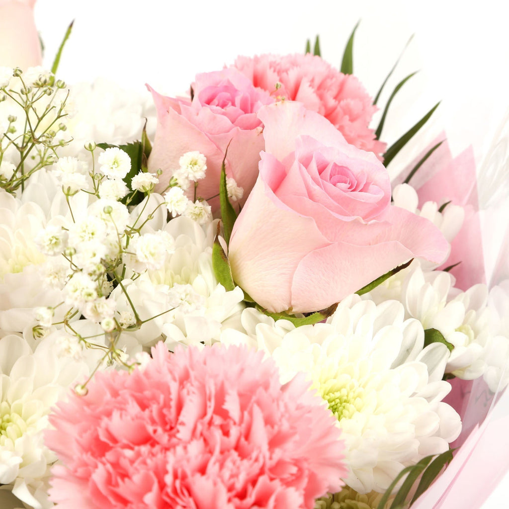 Ein rosa Schneeweißer Blumenstrauß