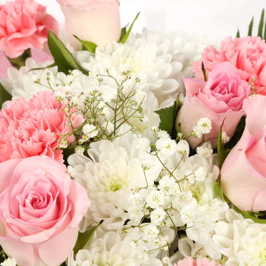 Ein rosa Schneeweißer Blumenstrauß